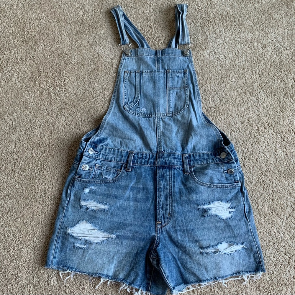 AMERICAN EAGLE DISTRESSED OVERALLS SIZE MEDIUM